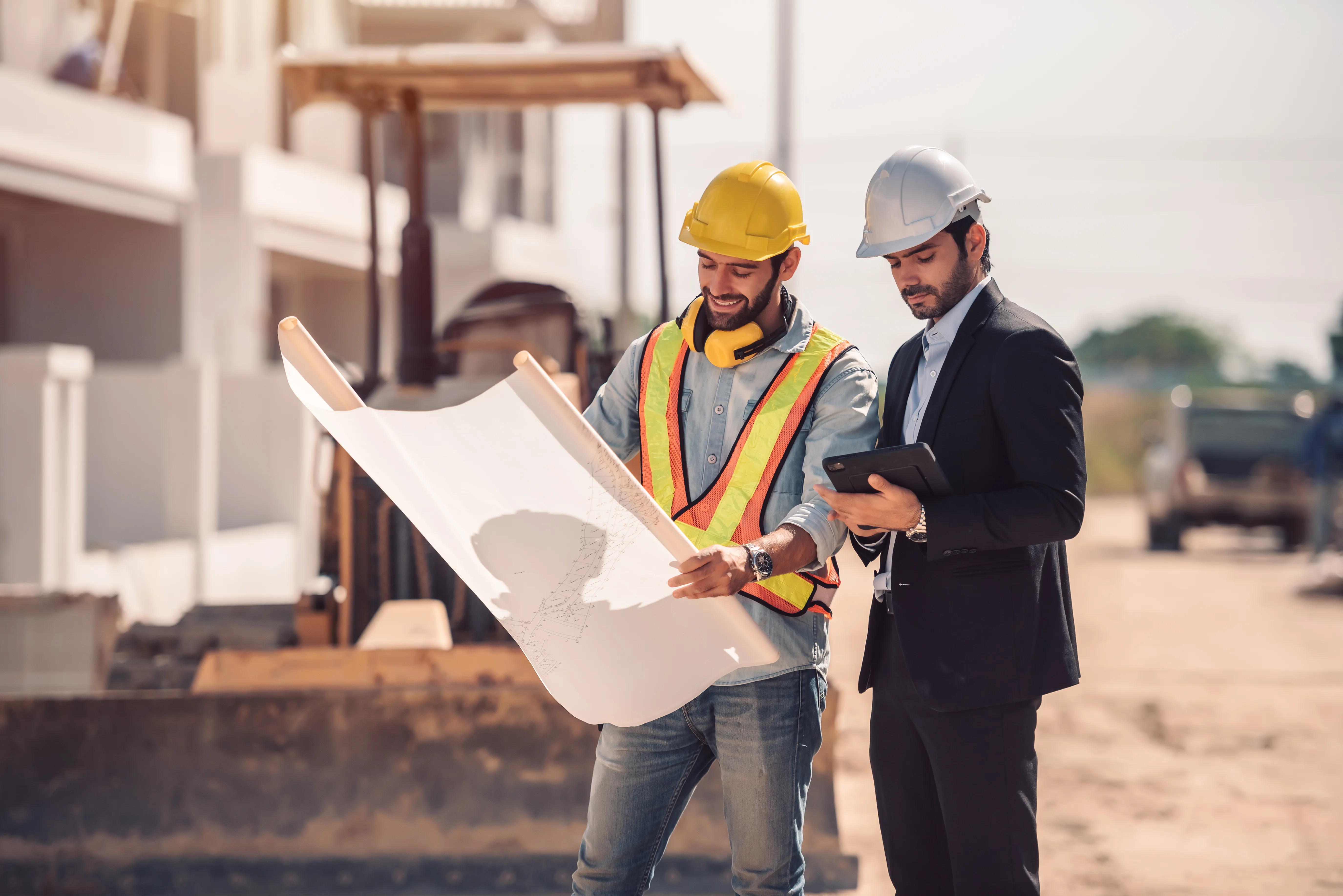 Due Ingegneri in cantiere che utilizzano un'app