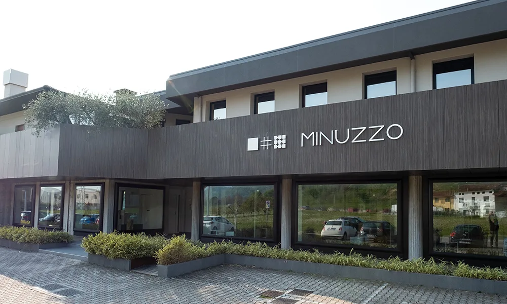 Using a mobile app to coordinate works: : Minuzzo's demands